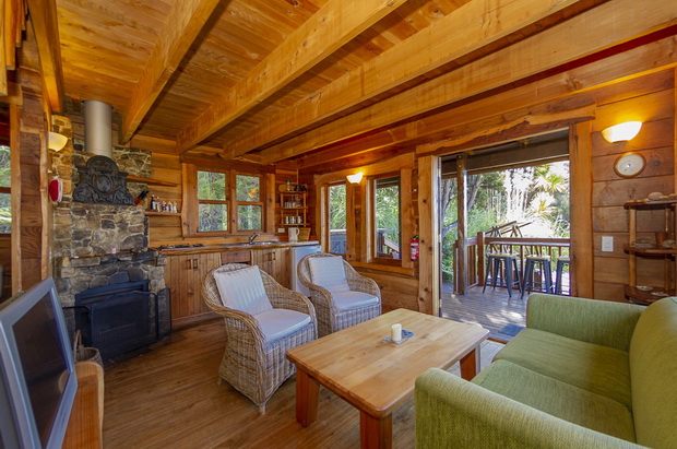 Bush Chalet - lounge/kitchen