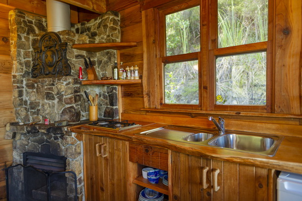 Bush Chalet - kitchen