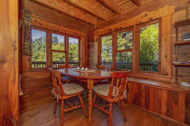 Bush Chalet - dining